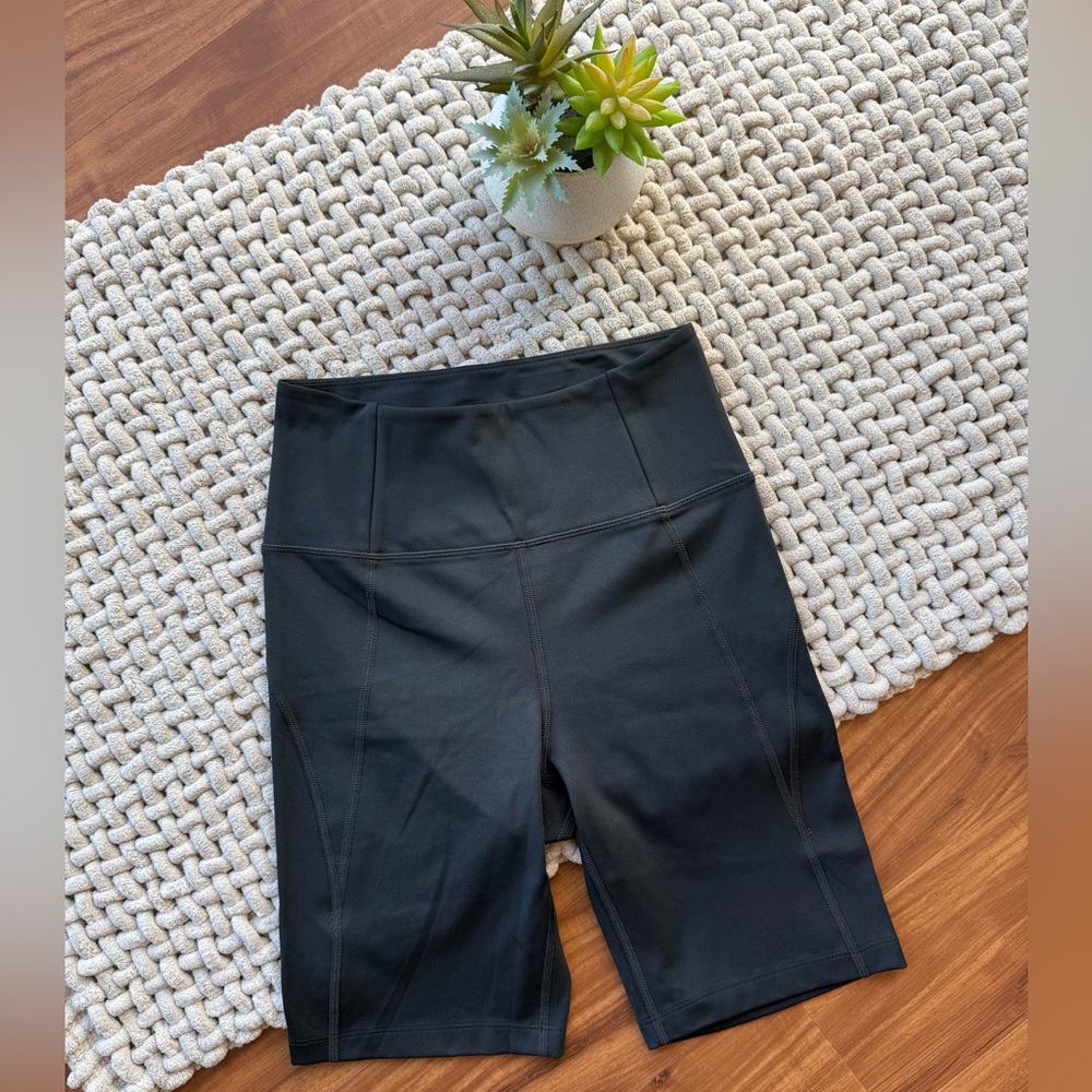 girlfriend collective | High Rise Biker Shorts in Black | Small